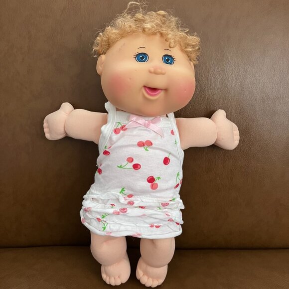Cabbage Patch Kids Girl Doll Curly Hair - Picture 6 of 8